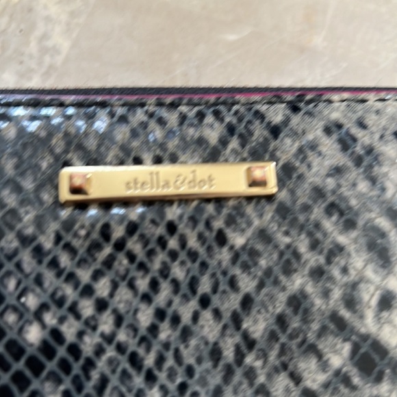 💚Stella & Dot Grey Snakeskin Zip Wallet w Tassel - Picture 2 of 8